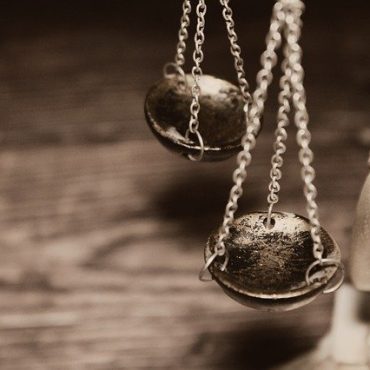 Συκοφαντική δυσφήμιση στο διαδίκτυο: Οι ποινές που προβλέπει ο νόμος – Τι ισχύει για αναρτήσεις και σχόλια στα social media